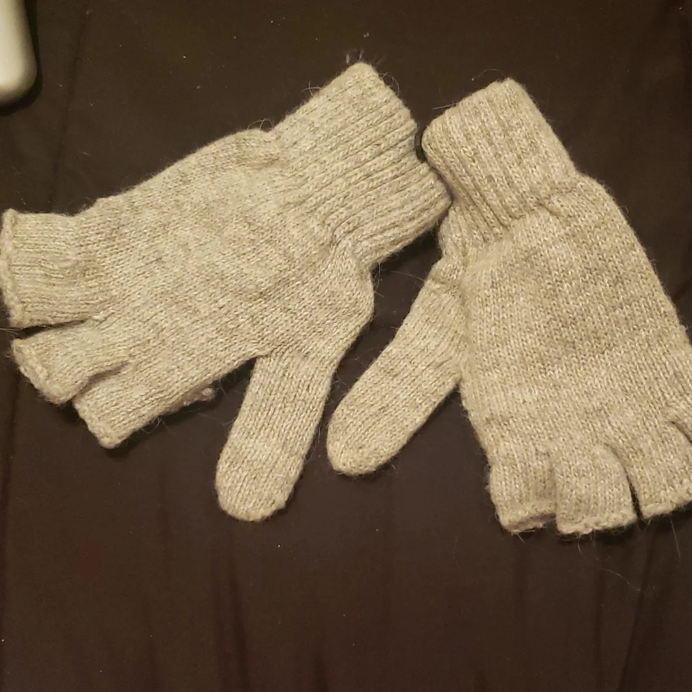 NEW with tag button gloves - Picture 2 of 4